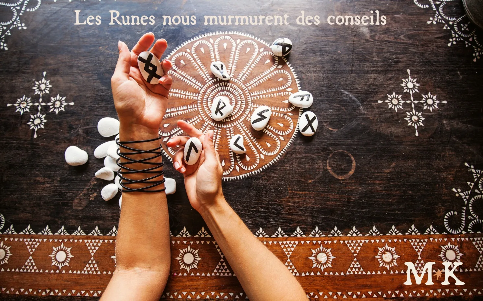 Mains ouvrant un vieux livre aux pages brutes, symbole des langages anciens et de la tradition des runes